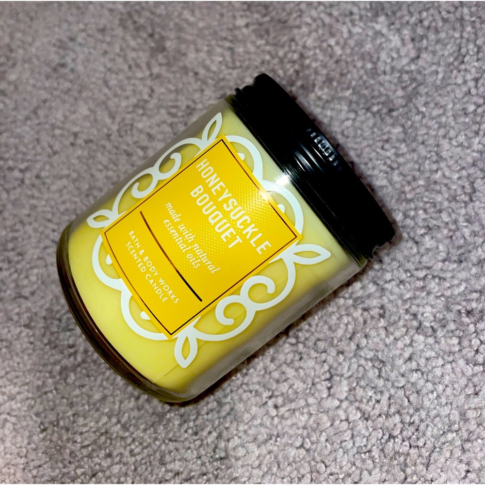 Bath and body works single wick honeysuckle bouquet 💐 candle limited edition